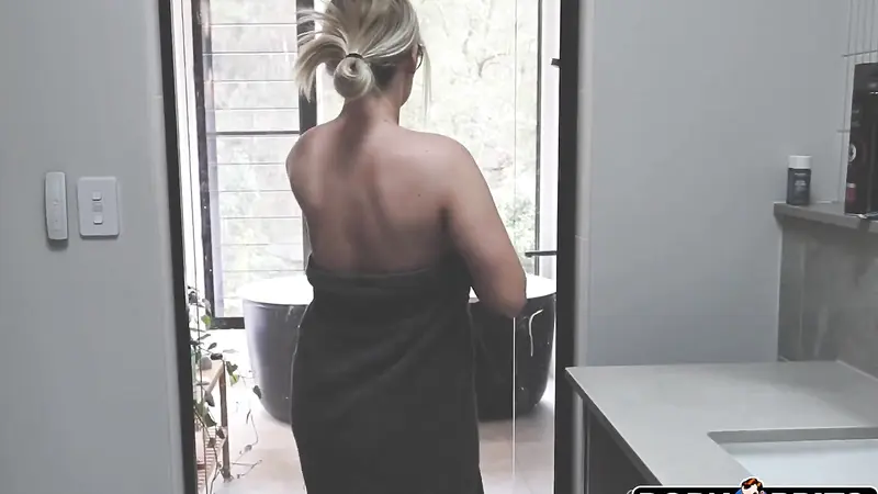 Girl With Huge Jugs Wettmelons Fucked In The Shower